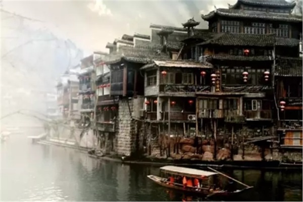 鳳凰古城、晚會(huì)、矮寨大橋、魔鬼玻璃棧道、墨戎苗寨汽車兩日游