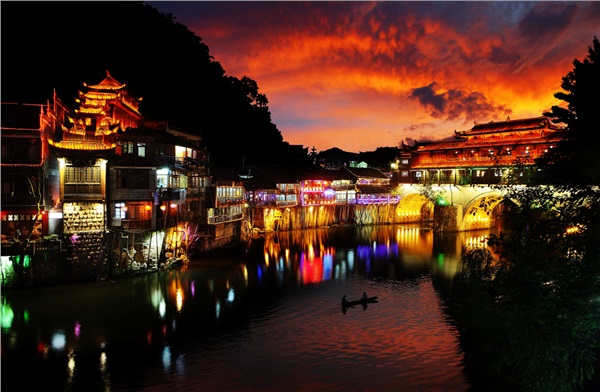 黃龍洞、天門仙山、夯吾苗寨、鳳凰古城“神秘湘西之旅” 品質(zhì)純玩2晚3日游D