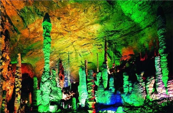 　　D4線：黃龍洞、袁家界、天子山、金鞭溪、夯吾苗寨、鳳凰古城“養(yǎng)心潤(rùn)肺”之旅品質(zhì)純玩3晚4日游