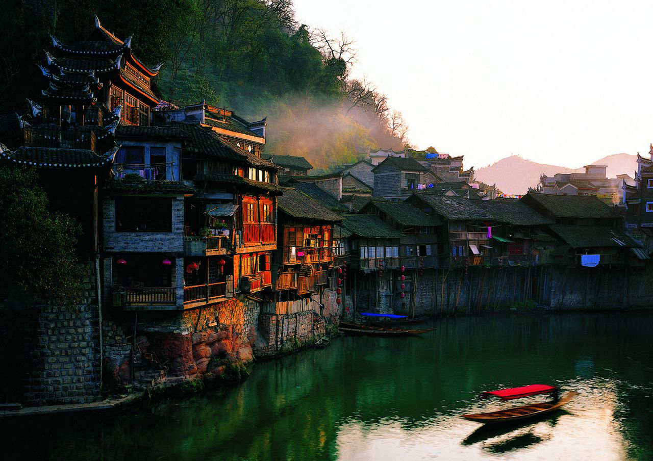 C玻璃橋、天門仙山、夯吾苗寨、鳳凰古城“神秘湘西之旅” 品質(zhì)純玩2晚3日游